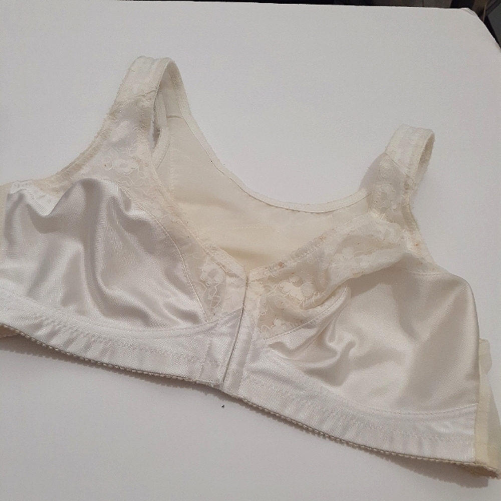 🎉🏵Sears Cream Intimates Bralette with Wide Straps